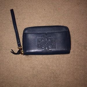 NWOT Tory Burch Bombe T Phone Wallet